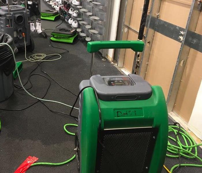 SERVPRO TEAM ACTS QUICK TO SAVE CONTENTS IN COMMERCIAL BUILDING